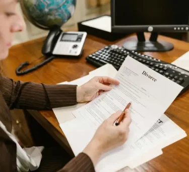 Divorce Lawyers' Role in Fair Asset Division Explained